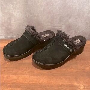 Crocs low platform Sherpa faux fur lined black suede clogs size 9